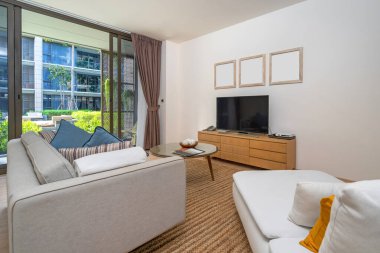 Televizyon, kanepe ve Villa ve apartmanın oturma odasında gündüz yatağı.