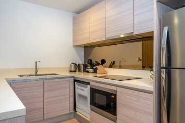 Modern ve dahili mutfak apartman ve villa yapımı fırın, kaput ve mutfak.