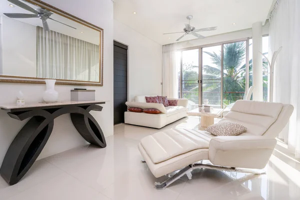 Λευκή Καρέκλα Και Κουρτίνα Στο Σαλόνι Της Βίλας Πισίνας Σπίτι — Φωτογραφία Αρχείου