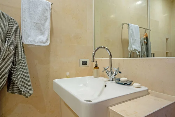 Bacia Torneira Banheiro Banheiro Com Toalhas Villa Apartamento — Fotografia de Stock