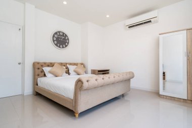 Yatak odası, villa, daire ve penceresi olan bir dairede büyük boy yatak ve tuvalet masası.