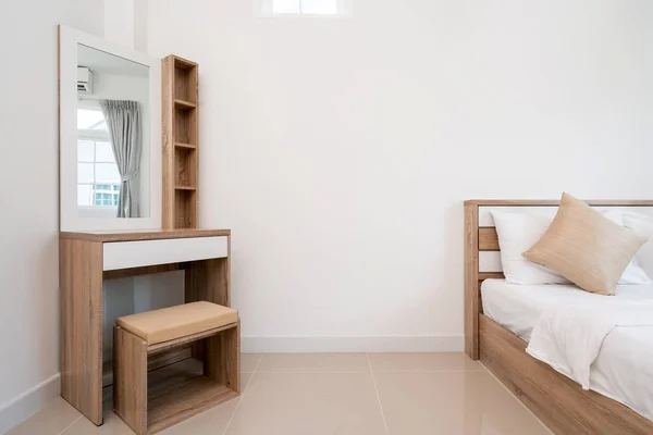 Ξύλινο Κρεβάτι Και Τουαλέτα Στο Υπνοδωμάτιο Του Σπιτιού Βίλα Διαμέρισμα — Φωτογραφία Αρχείου