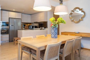 Villa, ev, ev, daire, ahşap yemek masası, yemek sandalyesi ve mutfak.