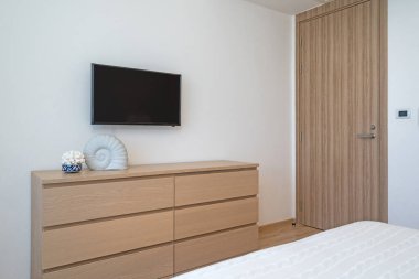 Villa, ev, ev, daire ve daire özellikli televizyon, TV konsolu ayakta duran lamba ve perdede iç dizayn
