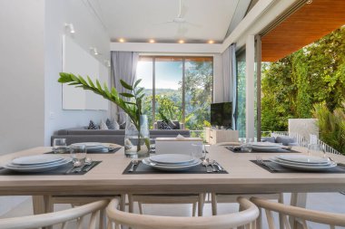 Bilardo köşkünde, evde, yemek masasında ve yemek masasında bilardo manzaralı bir iç dizayn.