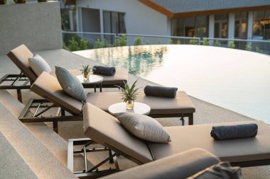 Havuz köşkünün iç ve dış tasarımı, ev ve ev yapımı güneş yatağı ve havuz terası yastığı.