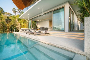 Lüks havuz villasının iç ve dış tasarımı, ev ve ev yapımı teras ve güneş yatağı.