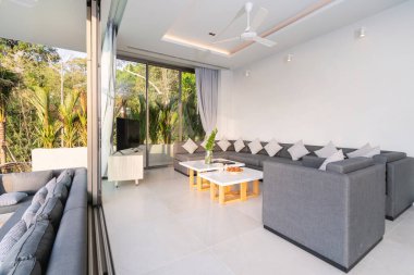 Havuz evi, ev, apartman dairesi ve oturma odasındaki kanepe ve minderin iç tasarımı.