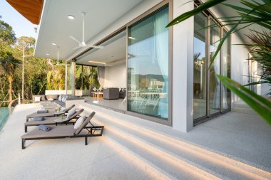 Havuz köşkünün iç ve dış tasarımı, ev ve ev yapımı güneş yatağı ve havuz terası yastığı.