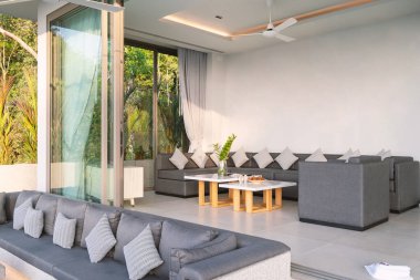 Havuz evi, ev, apartman dairesi ve oturma odasındaki kanepe ve minderin iç tasarımı.