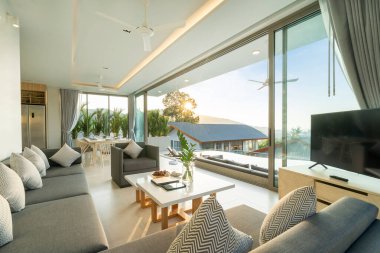 Havuz evi, ev, apartman dairesi ve oturma odasındaki kanepe ve minderin iç tasarımı.