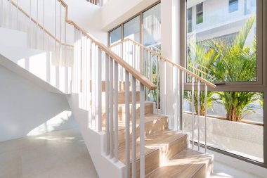 Modern havuz villasında, evde, apartmanda ve apartmanda merdiven tasarımı.