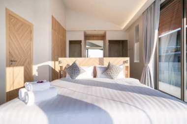 Havuz köşkündeki, evdeki, evdeki, dairedeki, yatak odasındaki, battaniyedeki ve yastıktaki iç tasarım.