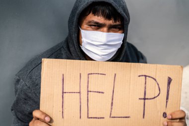 Corona virüsü yüzünden sokakta işsiz bir adam var. 19 yaşında ve yardıma ihtiyacı var.