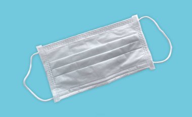 Corona veya covid-19 virüsü için tıbbi maske, virüs büküm için güvenli nefes maskesi, mavi arka planda izole edilmiş, sağlık koruma konsepti, virüsü önlemek için ağız ve burun örtüsü, kirlilik, pm2.5