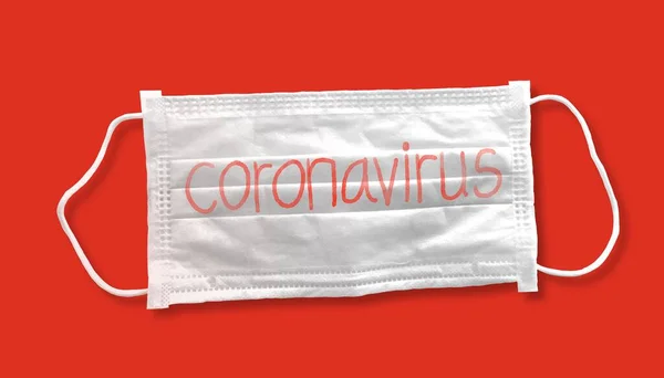 Coronavirus文字的Corona或Covid 19病毒医用面罩 橙色背景分离的病毒变种安全面罩 健康保护概念 防毒面罩 — 图库照片