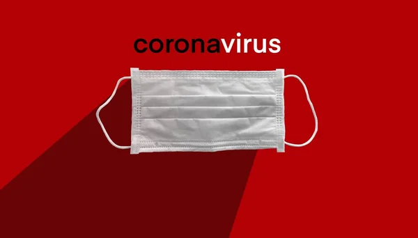 Coronavirus文字的Corona或Covid 19病毒的医疗面罩 从橙色背景分离出来的病毒变异安全面罩 健康保护概念 防止病毒的面罩 — 图库照片