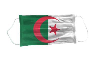 Beyaz arka planda Cezayir bayrağı desenli tıbbi maske, korona ya da covid-19 virüsü için, virüsü önlemek için güvenli nefes alma maskesi, sağlık koruma konsepti, ağız ve burun.