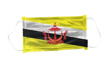 Beyaz arka planda Brunei bayrak desenli tıbbi maske, korona veya covid-19 virüsü için, virüsü önlemek için güvenli nefes alma maskeleri, sağlık koruma konsepti, ağız ve burun kapakları