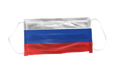 Beyaz arka planda Rusya bayrağı desenli tıbbi maske, korona ya da covid-19 virüsü için, güvenli solunum maskeleri virüs üretimi için, sağlık koruma kavramı için, ağzı ve burnunu kapamak için virüsü önlemek için.