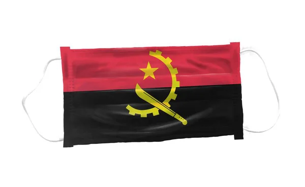 Topeng Medis Dengan Pola Bendera Angola Pada Latar Belakang Putih — Stok Foto