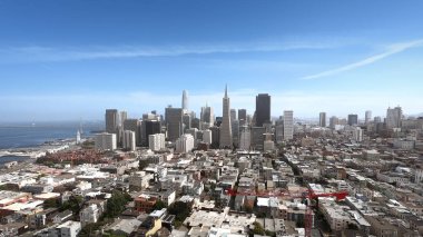 Coit Kulesi 'nin mavi gökdelenleri altında San Francisco Panoraması