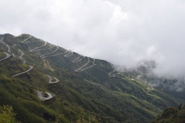 Doğu Sikkim 'de zigzag yolu