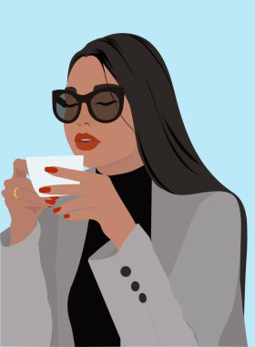 Kahve içen kız. Genç ve güzel bir kadın içki içiyor. Siyah gözlüklü, uzun siyah saçlı, kırmızı manikürlü, kırmızı rujlu bir kadın. Vektör illüstrasyonu