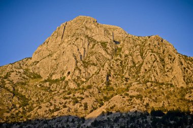Karadağ, dağlar, taşın güzelliği, manzara güneşle yıkanmış bir dağ. dağ, ışık ve gökyüzü.