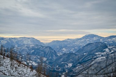 Kışın dağlar. Karadağ. Kardaki orman. Doğa, manzara, gökyüzü. Mevsimler. dağlarda dinlenmek, turizm, uçsuz bucaksız açık alanlar.