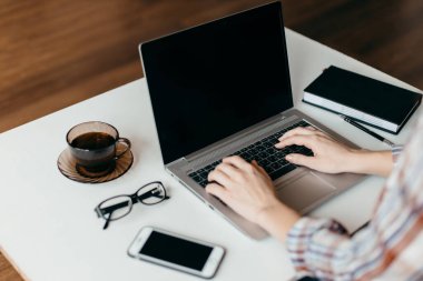 Video Çağrı Konferansı İletişim Konsepti. Laptop ekranı ve beyaz masa. - Çalışan ev konsepti