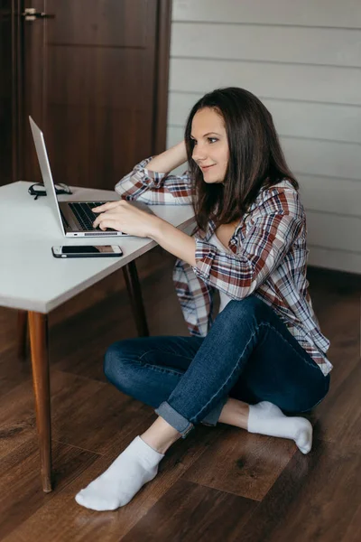 Mujer Morena Sentada Suelo Trabajando Con Portátil Casa Interior Gris — Foto de Stock