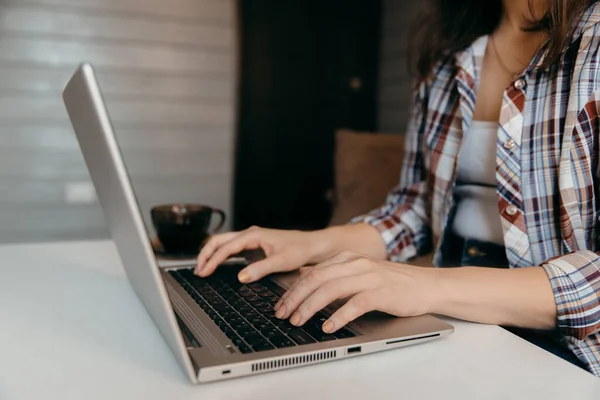 Mulher Usando Laptop Para Conversar Atividade Social Media Online Concept — Fotografia de Stock