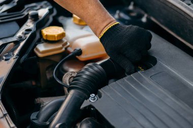 Oto tamircisi çalışıyor. Tamir servisi. Siyah sarı arkaplan