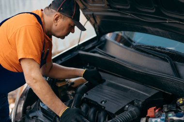 Oto tamircisi çalışıyor. Tamir servisi. Siyah sarı arkaplan