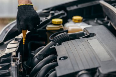 Tamircinin eli motor yağını kontrol et. .