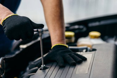 Oto tamircisi çalışıyor. Tamir servisi. Siyah sarı arkaplan