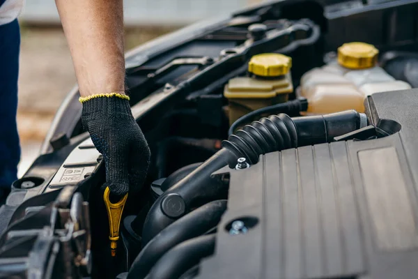 Hand Van Auto Monteur Controleren Motorolie Voor Onderhoud — Stockfoto