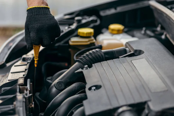 Hand Car Mechanic Check Engine Oil Maintenance — Stock Photo, Image