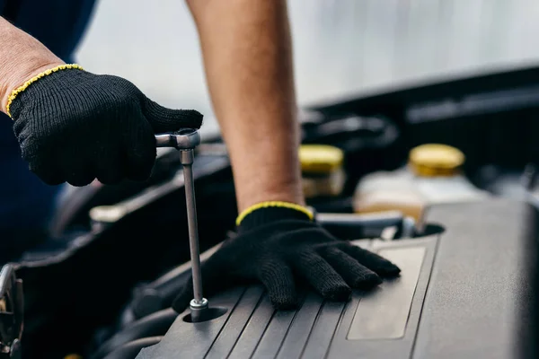 Auto Monteur Werkt Weg Reparatie Zwarte Gele Achtergrond — Stockfoto