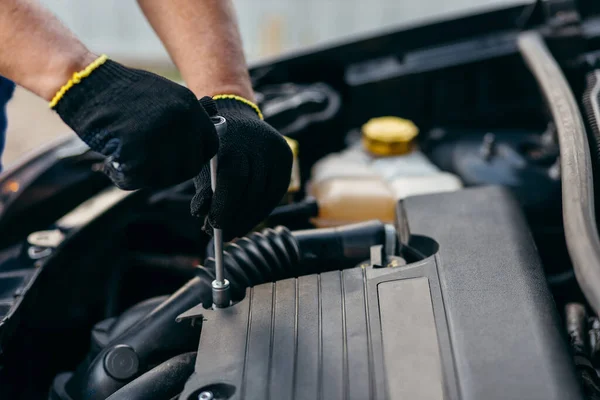 Auto Monteur Werkt Weg Reparatie Zwarte Gele Achtergrond — Stockfoto