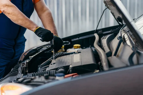 Auto Monteur Werkt Weg Reparatie Zwarte Gele Achtergrond — Stockfoto