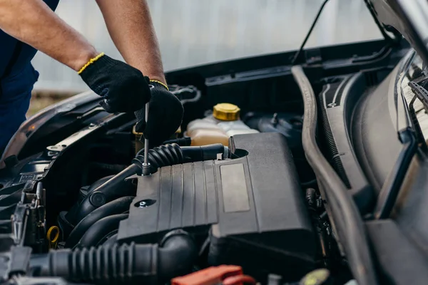 Auto Monteur Werkt Weg Reparatie Zwarte Gele Achtergrond — Stockfoto