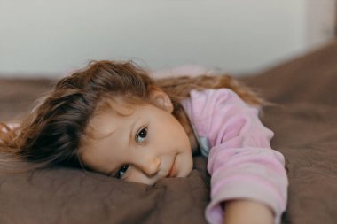 Covid-19 karantinası sırasında çocuk pijama partisinde iyi eğlenceler. Komik küçük kız. Coronavirus önleme için sosyal medya kampanyasında evde kalalım, hepimiz iyi olalım.!