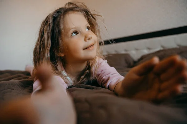 Menina Ter Festa Pijama Divertido Durante Covid Quarentena Casa Engraçado — Fotografia de Stock