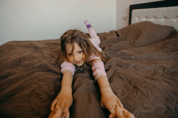 Dziecko Dziewczyna Zabawy Piżamy Wyciągnąć Ręce — Zdjęcie stockowe