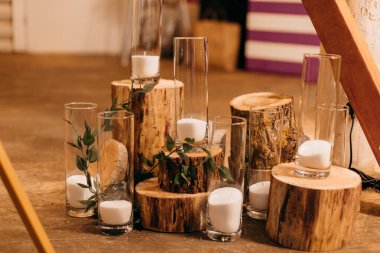 İçerideki masada mum yakmak.