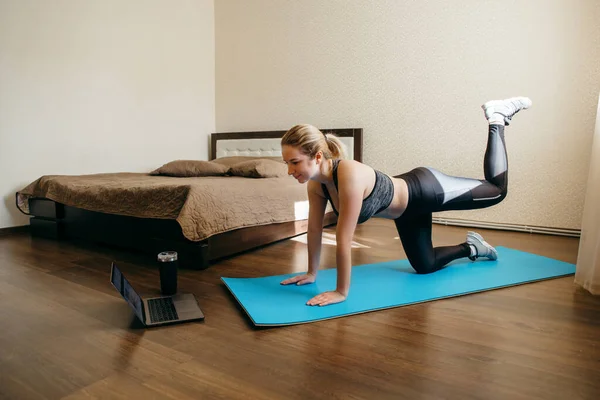 Mulher Fazendo Fitness Casa Uma Sala Estar — Fotografia de Stock