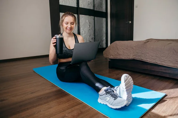 Jovem Mulher Esportiva Beber Água Após Treino Casa — Fotografia de Stock