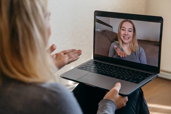 Bir Kadının Arkadaşlarıyla Video Konferansında Planlar Hakkında Konuşmasının Arka Planda — Stok fotoğraf